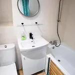 Spacious Quiet &charming ,536mbps Internet Apartament *